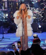 Мэрайя Кэри (Mariah Carey) Performs at the Dick Clark's New Year's Rockin' Eve with Ryan Seacrest (New York, December 31, 2017) 5a1481707527563