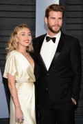 Майли Сайрус, Лиам Хемсворт (Miley Cyrus, Liam Hemsworth) Vanity Fair Oscar Party in Beverly Hills, 04.03.2018 (42xHQ) 78a029781857933