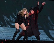 Тейлор Свифт (Taylor Swift) performs during the reputation Stadium Tour at Hard Rock Stadium in Miami, Florida, 18.08.2018 - 100xHQ Fa97a9956017144