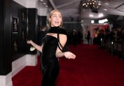Майли Сайрус (Miley Cyrus) 60th Annual Grammy Awards, New York, 28.01.2018 (90xHQ) Bf34b2736624903