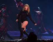 Тейлор Свифт (Taylor Swift) performs during the reputation Stadium Tour at Hard Rock Stadium in Miami, Florida, 18.08.2018 - 100xHQ 57d237956017434