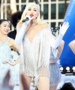 Гвен Стефани (Gwen Stefani) Macy's Thanksgiving Day Parade performance in Bryant Park (New York, November 21, 2017)(96xHQ) Ff1cb7677478783