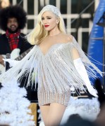 Гвен Стефани (Gwen Stefani) Macy's Thanksgiving Day Parade performance in Bryant Park (New York, November 21, 2017)(96xHQ) 26d320677480643