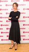Алисия Викандер (Alicia Vikander) Visits the 'Lorraine' TV show in London, 06.03.2018 - 16xНQ B80e0d836543423