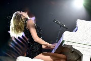 Тейлор Свифт (Taylor Swift) perfoms onstage during the Formula 1 USGP in Austin, Texas, 22.10.2016 (64xНQ) Dd8bca677481753