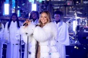 Мэрайя Кэри (Mariah Carey) Performs at the Dick Clark's New Year's Rockin' Eve with Ryan Seacrest (New York, December 31, 2017) A455ed707529343