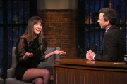 Дакота Джонсон (Dakota Johnson) Late Night with Seth Meyers in New York, 31.01.2018 (4xНQ) Cbafbc741243933