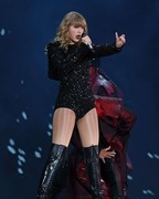 Тейлор Свифт (Taylor Swift) performs during the reputation Stadium Tour at Hard Rock Stadium in Miami, Florida, 18.08.2018 - 100xHQ B3ef1e956017254