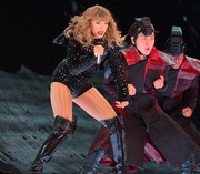 Тейлор Свифт (Taylor Swift) performs during the reputation Stadium Tour at Hard Rock Stadium in Miami, Florida, 18.08.2018 - 100xHQ B65d76956015244