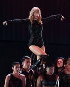 Тейлор Свифт (Taylor Swift) performs during the reputation Stadium Tour at Hard Rock Stadium in Miami, Florida, 18.08.2018 - 100xHQ De1293956016594