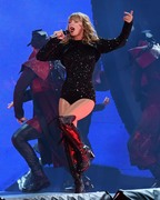 Тейлор Свифт (Taylor Swift) performs during the reputation Stadium Tour at Hard Rock Stadium in Miami, Florida, 18.08.2018 - 100xHQ 220a07956017544