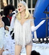 Гвен Стефани (Gwen Stefani) Macy's Thanksgiving Day Parade performance in Bryant Park (New York, November 21, 2017)(96xHQ) B5e0a6677481543