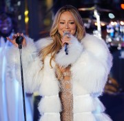 Мэрайя Кэри (Mariah Carey) Performs at the Dick Clark's New Year's Rockin' Eve with Ryan Seacrest (New York, December 31, 2017) Bdc2ae707528253