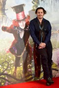 Джонни Депп (Johnny Depp) Alice Through The Looking Glass Photocall at Corinthia (London, May 8, 2016) (57xHQ) Ccbfa4668968993
