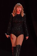 Тейлор Свифт (Taylor Swift) performs during the reputation Stadium Tour at Hard Rock Stadium in Miami, Florida, 18.08.2018 - 100xHQ 601aff956016354