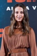 Алисия Викандер (Alicia Vikander) 'Tomb Raider' photocall in Madrid, Spain, 28.02.2018 - 80xНQ 48a480781843373