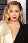 Майли Сайрус, Лиам Хемсворт (Miley Cyrus, Liam Hemsworth) Vanity Fair Oscar Party in Beverly Hills, 04.03.2018 (42xHQ) 3e64a7781857953