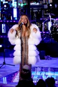 Мэрайя Кэри (Mariah Carey) Performs at the Dick Clark's New Year's Rockin' Eve with Ryan Seacrest (New York, December 31, 2017) Feb880707529093