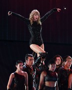 Тейлор Свифт (Taylor Swift) performs during the reputation Stadium Tour at Hard Rock Stadium in Miami, Florida, 18.08.2018 - 100xHQ Babf7b956016644