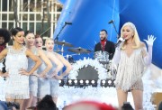 Гвен Стефани (Gwen Stefani) Macy's Thanksgiving Day Parade performance in Bryant Park (New York, November 21, 2017)(96xHQ) 9fa6dd677481133