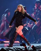 Тейлор Свифт (Taylor Swift) performs during the reputation Stadium Tour at Hard Rock Stadium in Miami, Florida, 18.08.2018 - 100xHQ Bade3b956017584