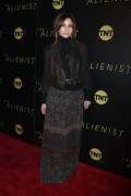 Джина Гершон (Gina Gershon) 'The Alienist' premiere in New York City, 16.01.2018 (9xHQ) 95da23729687943