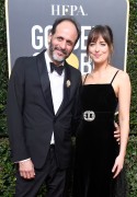 Дакота Джонсон (Dakota Johnson) 75th Annual Golden Globe Awards in Beverly Hills, 07.01.2018 (69xНQ) 5b3dc4741171703