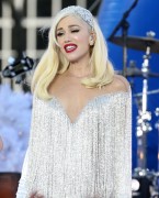 Гвен Стефани (Gwen Stefani) Macy's Thanksgiving Day Parade performance in Bryant Park (New York, November 21, 2017)(96xHQ) E50746677481623