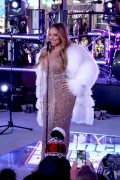 Мэрайя Кэри (Mariah Carey) Performs at the Dick Clark's New Year's Rockin' Eve with Ryan Seacrest (New York, December 31, 2017) 4a52c2707529273
