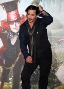 Джонни Депп (Johnny Depp) Alice Through The Looking Glass Photocall at Corinthia (London, May 8, 2016) (57xHQ) 73165a668968723