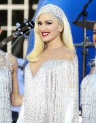 Гвен Стефани (Gwen Stefani) Macy's Thanksgiving Day Parade performance in Bryant Park (New York, November 21, 2017)(96xHQ) 03d639677478793