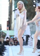 Гвен Стефани (Gwen Stefani) Macy's Thanksgiving Day Parade performance in Bryant Park (New York, November 21, 2017)(96xHQ) 080876677479013