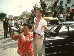 Год, опасный для жизни / The Year of Living Dangerously (Мэл Гибсон, Сигурни Уивер, 1982) 135c191219637564