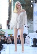 Гвен Стефани (Gwen Stefani) Macy's Thanksgiving Day Parade performance in Bryant Park (New York, November 21, 2017)(96xHQ) F4d97b677480303