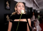 Майли Сайрус (Miley Cyrus) 60th Annual Grammy Awards, New York, 28.01.2018 (90xHQ) Fc8d56736624473