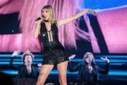 Тейлор Свифт (Taylor Swift) perfoms onstage during the Formula 1 USGP in Austin, Texas, 22.10.2016 (64xНQ) B64a40677482263