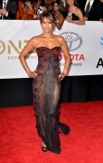 Холли Берри (Halle Berry) The 49th NAACP Image Awards at Pasadena Civic Auditorium in Pasadena, 15.01.2018 (82xHQ) 47d69a729686513
