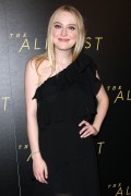Дакота Фаннинг (Dakota Fanning) 'The Alienist' premiere held at the iPic Cinema in New York City, 16.01.2018 - 67xHQ Ab7d6a729660133