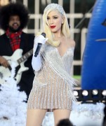 Гвен Стефани (Gwen Stefani) Macy's Thanksgiving Day Parade performance in Bryant Park (New York, November 21, 2017)(96xHQ) 1453ae677481443