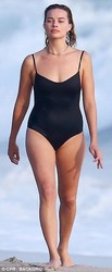 [MQ] Margot Robbie Wearing a swimsuit in Costa Rica - 07/18/18