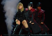 Тейлор Свифт (Taylor Swift) performs during the reputation Stadium Tour at Hard Rock Stadium in Miami, Florida, 18.08.2018 - 100xHQ Cc387e956015204