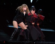 Тейлор Свифт (Taylor Swift) performs during the reputation Stadium Tour at Hard Rock Stadium in Miami, Florida, 18.08.2018 - 100xHQ Eb4370956017124