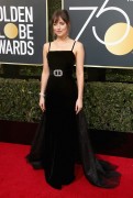 Дакота Джонсон (Dakota Johnson) 75th Annual Golden Globe Awards in Beverly Hills, 07.01.2018 (69xНQ) 45658e741172353