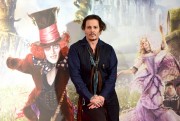 Джонни Депп (Johnny Depp) Alice Through The Looking Glass Photocall at Corinthia (London, May 8, 2016) (57xHQ) A417e4668967063