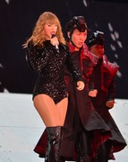 Тейлор Свифт (Taylor Swift) performs during the reputation Stadium Tour at Hard Rock Stadium in Miami, Florida, 18.08.2018 - 100xHQ 2d0e07956015294
