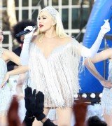 Гвен Стефани (Gwen Stefani) Macy's Thanksgiving Day Parade performance in Bryant Park (New York, November 21, 2017)(96xHQ) 3b6cb1677481313