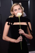 Майли Сайрус (Miley Cyrus) 60th Annual Grammy Awards, New York, 28.01.2018 (90xHQ) 1b789a736623653