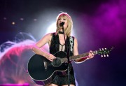 Тейлор Свифт (Taylor Swift) perfoms onstage during the Formula 1 USGP in Austin, Texas, 22.10.2016 (64xНQ) 43e27e677481773