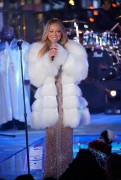 Мэрайя Кэри (Mariah Carey) Performs at the Dick Clark's New Year's Rockin' Eve with Ryan Seacrest (New York, December 31, 2017) E3f213707528163