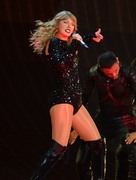 Тейлор Свифт (Taylor Swift) performs during the reputation Stadium Tour at Hard Rock Stadium in Miami, Florida, 18.08.2018 - 100xHQ 02975b956016004
